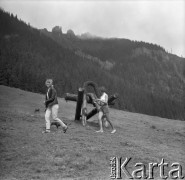 1968, Turbacz, Polska.
Kobiety na spacerze w górach. W tle rzeźba Bronisława Chromego.
Fot. Irena Jarosińska, zbiory Ośrodka KARTA