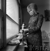 1967, Polska.
Aktorka Joanna Szczerbic w mieszkaniu.
Fot. Irena Jarosińska, zbiory Ośrodka KARTA
