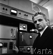 1967, Warszawa, Polska.
Radiolokator Avia B, opracowany przez specjalistów z Przemysłowego Instytutu Telekomunikacji, n/z Ryszard Dobies.
Fot. Irena Jarosińska, zbiory Fundacji Ośrodka KARTA