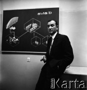 1967, Warszawa, Polska.
Radiolokator Avia B, opracowany przez specjalistów z Przemysłowego Instytutu Telekomunikacji, n/z Mirosław Herman.
Fot. Irena Jarosińska, zbiory Fundacji Ośrodka KARTA