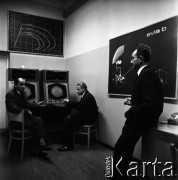 1967, Warszawa, Polska.
Radiolokator Avia B, opracowany przez specjalistów z Przemysłowego Instytutu Telekomunikacji, n/z od lewej: Henryk Wójtowicz, Ryszard Dobies, Mirosław Herman.
Fot. Irena Jarosińska, zbiory Fundacji Ośrodka KARTA