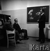 1967, Warszawa, Polska.
Radiolokator Avia B, opracowany przez specjalistów z Przemysłowego Instytutu Telekomunikacji, n/z od lewej: Henryk Wójtowicz, Ryszard Dobies, Mirosław Herman.
Fot. Irena Jarosińska, zbiory Fundacji Ośrodka KARTA