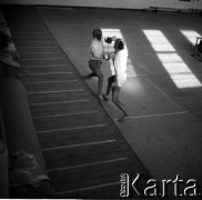 1959, Warszawa, Polska.
Pojedynek szermierzy, hala szermiercza warszawskiej AWF.
Fot. Irena Jarosińska, zbiory Ośrodka KARTA
