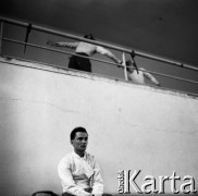 1959, Warszawa, Polska.
Wojciech Zabłocki - szermierz, olimpijczyk, architekt, n/z na hali szermierczej warszawskiej AWF.
Fot. Irena Jarosińska, zbiory Ośrodka KARTA