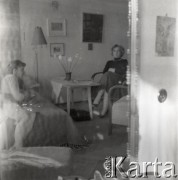 Lata 50., Warszawa, Polska.
Mieszkanie w al. Jerozolimskich 11/19. Dwie kobiety.
Fot. Irena Jarosińska, zbiory Ośrodka KARTA