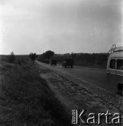 Lata 60., Golędzinów, Polska.
Ćwiczenia funkcjonariuszy Milicji Obywatelskiej, n/z kolumna pojazdów na drodze.
Fot. , zbiory Fundacji Ośrodka KARTA
