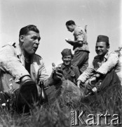 Lata 60., Golędzinów, Polska.
Ćwiczenia funkcjonariuszy Milicji Obywatelskiej, n/z odpoczynek.
Fot. , zbiory Fundacji Ośrodka KARTA