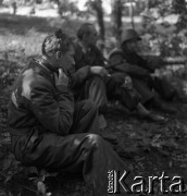 Lata 60., Golędzinów, Polska.
Ćwiczenia funkcjonariuszy Milicji Obywatelskiej, n/z odpoczynek.
Fot. , zbiory Fundacji Ośrodka KARTA