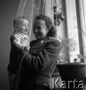 Lata 60., Golędzinów, Polska.
Milicjantka z dzieckiem.
Fot. , zbiory Fundacji Ośrodka KARTA