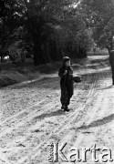 1958, Ponidzie, Polska.
Wiejskie dziecko na drodze.
Fot. Irena Jarosińska, zbiory Fundacji Ośrodka KARTA