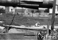 1958, Sobków, Ponidzie, Polska.
Dzieci i pozostałości fortalicji.
Fot. Irena Jarosińska, zbiory Fundacji Ośrodka KARTA