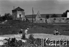 1958, Sobków, Ponidzie, Polska.
Dzieci i pozostałości fortalicji.
Fot. Irena Jarosińska, zbiory Fundacji Ośrodka KARTA