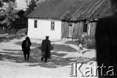 1958, miejsce nieznane, Ponidzie, Polska.
Ludzie na wiejskiej drodze.
Fot. Irena Jarosińska, zbiory Fundacji Ośrodka KARTA