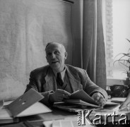 1959, Kraków, Polska.
Ośrodek Fizyki Jądrowej Instytutu Badań Jądrowych w Krakowie, n/z dyrektor prof. Henryk Niewodniczański w swoim gabinecie.
Fot. Irena Jarosińska, zbiory Ośrodka KARTA