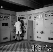 1959, Kraków, Polska.
Ośrodek Fizyki Jądrowej Instytutu Badań Jądrowych w Krakowie, n/z generator mocy wysokiej częstotliwości zasilający duanty cyklotronu U-120.
Fot. Irena Jarosińska, zbiory Ośrodka KARTA