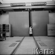 1959, Kraków, Polska.
Ośrodek Fizyki Jądrowej Instytutu Badań Jądrowych w Krakowie, n/z drzwi pomiędzy halą cyklotronu a halą remontową.
Fot. Irena Jarosińska, zbiory Ośrodka KARTA