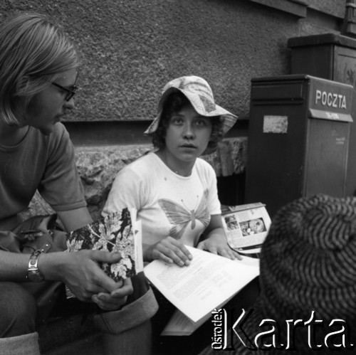 1975, Zakopane, Polska.
8 Międzynarodowy Festiwal Folkloru Ziem Górskich, n/z młodzież przy skrzynce pocztowej.
Fot. Irena Jarosińska, zbiory Fundacji Ośrodka KARTA