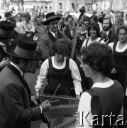 1975, Zakopane, Polska.
8 Międzynarodowy Festiwal Folkloru Ziem Górskich, n/z zespoły z zagranicy podczas występów ulicznych.
Fot. Irena Jarosińska, zbiory Fundacji Ośrodka KARTA