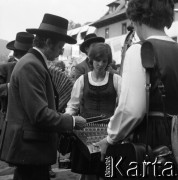 1975, Zakopane, Polska.
8 Międzynarodowy Festiwal Folkloru Ziem Górskich, n/z zespoły z zagranicy podczas występów ulicznych.
Fot. Irena Jarosińska, zbiory Fundacji Ośrodka KARTA