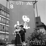 1975, Zakopane, Polska.
8 Międzynarodowy Festiwal Folkloru Ziem Górskich, n/z występy uliczne, w tle hotel 