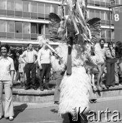 1975, Zakopane, Polska.
8 Międzynarodowy Festiwal Folkloru Ziem Górskich, n/z występy uliczne, w tle hotel 