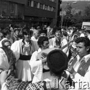1975, Zakopane, Polska.
8 Międzynarodowy Festiwal Folkloru Ziem Górskich, n/z zespoły z zagranicy podczas występów ulicznych.
Fot. Irena Jarosińska, zbiory Fundacji Ośrodka KARTA
