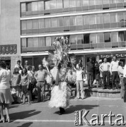 1975, Zakopane, Polska.
8 Międzynarodowy Festiwal Folkloru Ziem Górskich, n/z występy uliczne, w tle hotel 