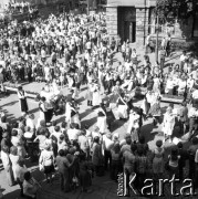 1975, Zakopane, Polska.
8 Międzynarodowy Festiwal Folkloru Ziem Górskich, n/z parada uliczna.
Fot. Irena Jarosińska, zbiory Fundacji Ośrodka KARTA
