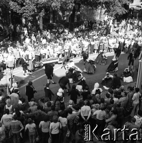 1975, Zakopane, Polska.
8 Międzynarodowy Festiwal Folkloru Ziem Górskich, n/z parada uliczna.
Fot. Irena Jarosińska, zbiory Fundacji Ośrodka KARTA