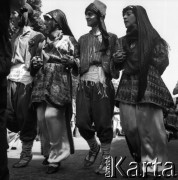 1975, Zakopane, Polska.
8 Międzynarodowy Festiwal Folkloru Ziem Górskich, n/z parada uliczna.
Fot. Irena Jarosińska, zbiory Fundacji Ośrodka KARTA