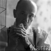 Lata 60., lub 70., Śląsk, Polska.
Hodowca kanarków.
Fot. Irena Jarosińska, zbiory Ośrodka KARTA
