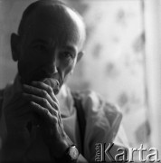 Lata 60., lub 70., Śląsk, Polska.
Hodowca kanarków.
Fot. Irena Jarosińska, zbiory Ośrodka KARTA