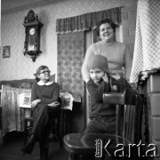 1971, Orchowiec, Polska.
Kazimierz Pułaski, potomek generała Kazimierza Pułaskiego, z rodziną w swoim gospodarstwie.
Fot. Irena Jarosińska, zbiory Fundacji Ośrodka KARTA