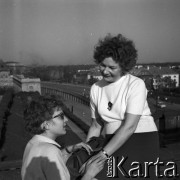 1970, Warszawa, Polska.
Ewa Długosz (L), urodzona w obozie koncentracyjnym Ravensbruck, i jej matka Halina Długosz, n/z podczas spaceru po mieście.
Fot. Irena Jarosińska, zbiory Fundacji Ośrodka KARTA