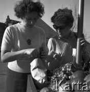 1970, Warszawa, Polska.
Ewa Długosz (P), urodzona w obozie koncentracyjnym Ravensbruck, i jej matka Halina Długosz, n/z podczas spaceru po mieście.
Fot. Irena Jarosińska, zbiory Fundacji Ośrodka KARTA