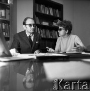 1970, Warszawa, Polska.
Ewa Długosz, urodzona w obozie koncentracyjnym Ravensbruck, n/z podczas konsultacji swojej pracy naukowej, z lewej prof. Zbigniew Czeczot.
Fot. Irena Jarosińska, zbiory Ośrodka KARTA