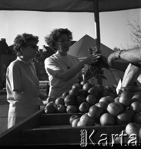 1970, Warszawa, Polska.
Ewa Długosz (1L), urodzona w obozie koncentracyjnym Ravensbruck, i jej matka Halina Długosz, n/z podczas spaceru po Starym Mieście.
Fot. Irena Jarosińska, zbiory Ośrodka KARTA