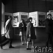 1970, Warszawa, Polska.
Ewa Długosz, urodzona w obozie koncentracyjnym Ravensbruck, n/z w hallu kinowym (2L).
Fot. Irena Jarosińska, zbiory Ośrodka KARTA