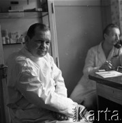 1968, Radomsko, Polska.
Dyzman Krasoń (z lewej), lekarz, społecznik, zastępca ordynatora oddziału chirurgii ogólnej w szpitalu powiatowym, założyciel i animator kabaretu 