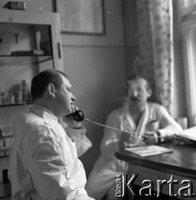1968, Radomsko, Polska.
Dyzman Krasoń (z lewej), lekarz, społecznik, zastępca ordynatora oddziału chirurgii ogólnej w szpitalu powiatowym, założyciel i animator kabaretu 