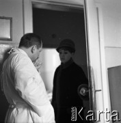 1968, Radomsko, Polska.
Dyzman Krasoń (z lewej), lekarz, społecznik, zastępca ordynatora oddziału chirurgii ogólnej w szpitalu powiatowym, założyciel i animator kabaretu 