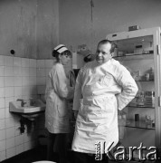 1968, Radomsko, Polska.
Dyzman Krasoń (P), lekarz, społecznik, zastępca ordynatora oddziału chirurgii ogólnej w szpitalu powiatowym, założyciel i animator kabaretu 
