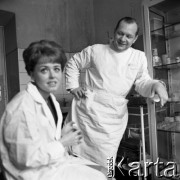 1968, Radomsko, Polska.
Dyzman Krasoń (P), lekarz, społecznik, zastępca ordynatora oddziału chirurgii ogólnej w szpitalu powiatowym, założyciel i animator kabaretu 