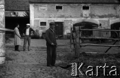 1960, Wojszyce (obecnie Wrocław), Polska.
Polscy imigranci z Kanady, osiedleni po II wojnie światowej w podwrocławskiej wsi.
Fot. Irena Jarosińska, zbiory Fundacji Ośrodka KARTA