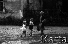 1960, Wojszyce (obecnie Wrocław), Polska.
Polscy imigranci z Kanady, osiedleni po II wojnie światowej w podwrocławskiej wsi.
Fot. Irena Jarosińska, zbiory Fundacji Ośrodka KARTA