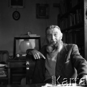 1963, Warszawa, Polska.
Stanisław Gepner, kolekcjoner militariów, znawca historycznego umundurowania i uzbrojenia.
Fot. Irena Jarosińska, Fundacja Ośrodka KARTA