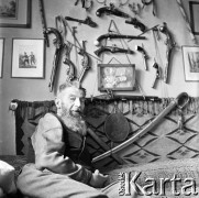 1963, Warszawa, Polska.
Stanisław Gepner, kolekcjoner militariów, znawca historycznego umundurowania i uzbrojenia.
Fot. Irena Jarosińska, Fundacja Ośrodka KARTA