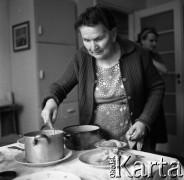 1966, Warszawa, Polska.
Łucja Mickiewiczowa, malarka, n/z w swoim mieszkaniu.
Fot. Irena Jarosińska, zbiory Ośrodka KARTA