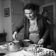 1966, Warszawa, Polska.
Łucja Mickiewiczowa, malarka, n/z w swoim mieszkaniu.
Fot. Irena Jarosińska, zbiory Ośrodka KARTA