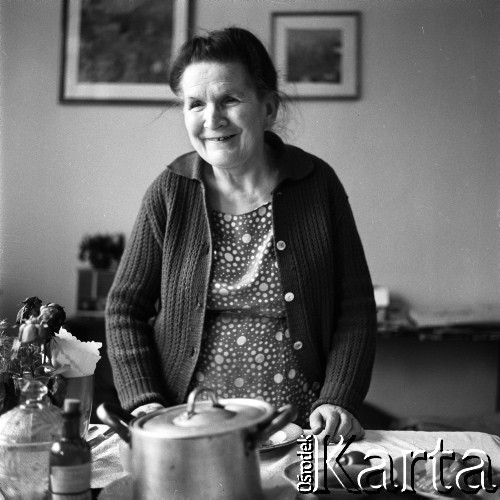 1966, Warszawa, Polska.
Łucja Mickiewiczowa, malarka, n/z w swoim mieszkaniu.
Fot. Irena Jarosińska, zbiory Ośrodka KARTA